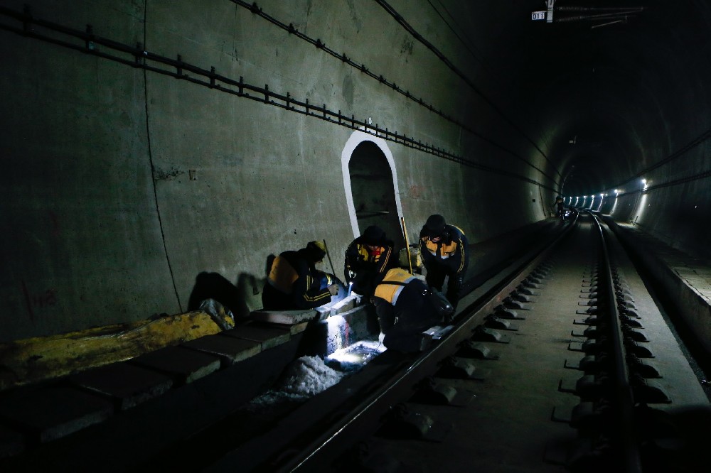 龙湾镇铁路运营隧道病害现状